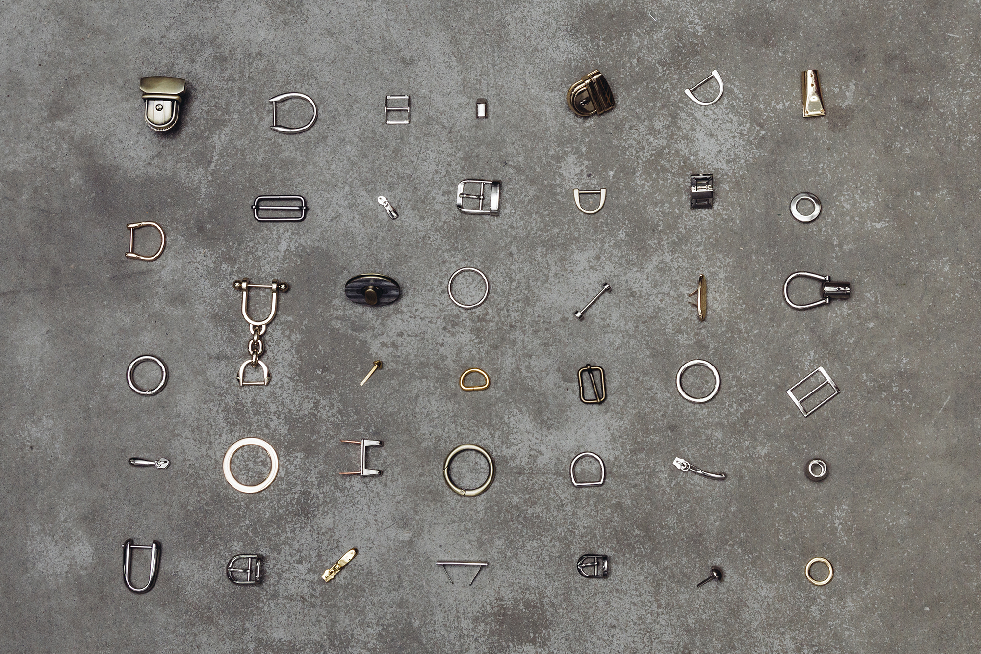 Jakie okucia do torebek wybrać? Praktyczny przewodnik po dodatkach kaletniczych do galanterii skórzanej